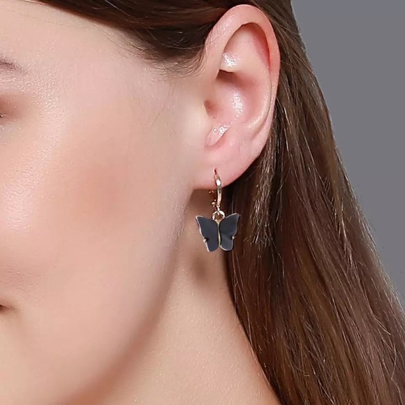 🆑10/$25🆑𝗖𝗟𝗘𝗔𝗥𝗔𝗡𝗖𝗘 Black Butterfly Hoop Earrings NEW - Picture 4 of 9
